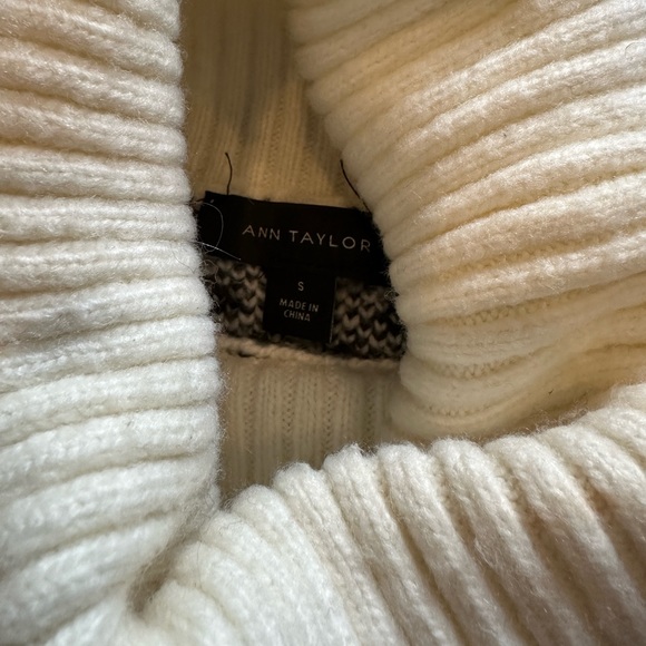 Ann Taylor Black and White Pattern Thick Sweater Size Small - Picture 6 of 7